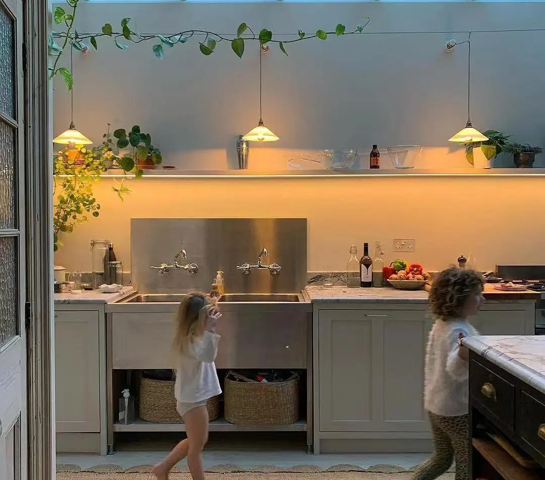 英伦风餐厨美学，不只有乡村和复古