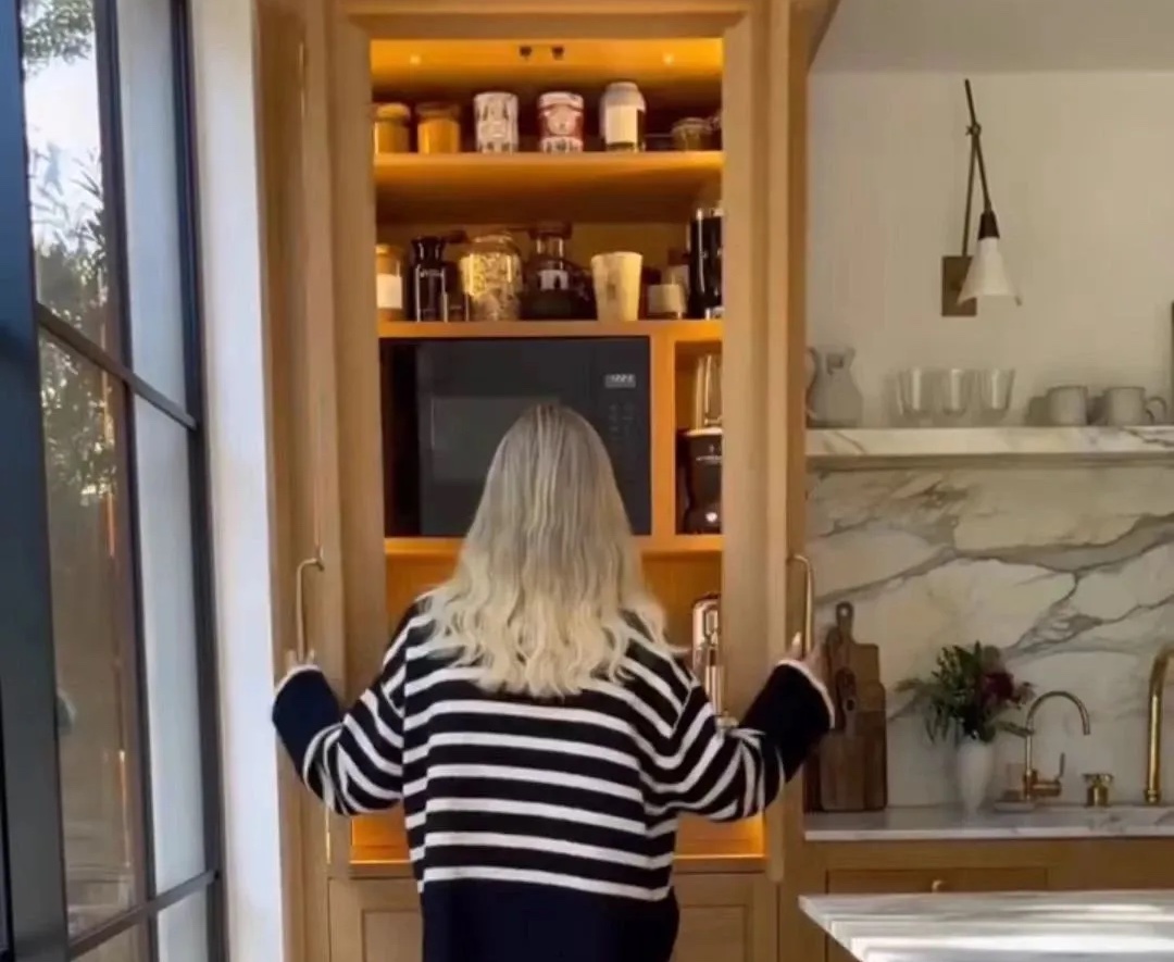 在餐厨空间里装进一个小仓库